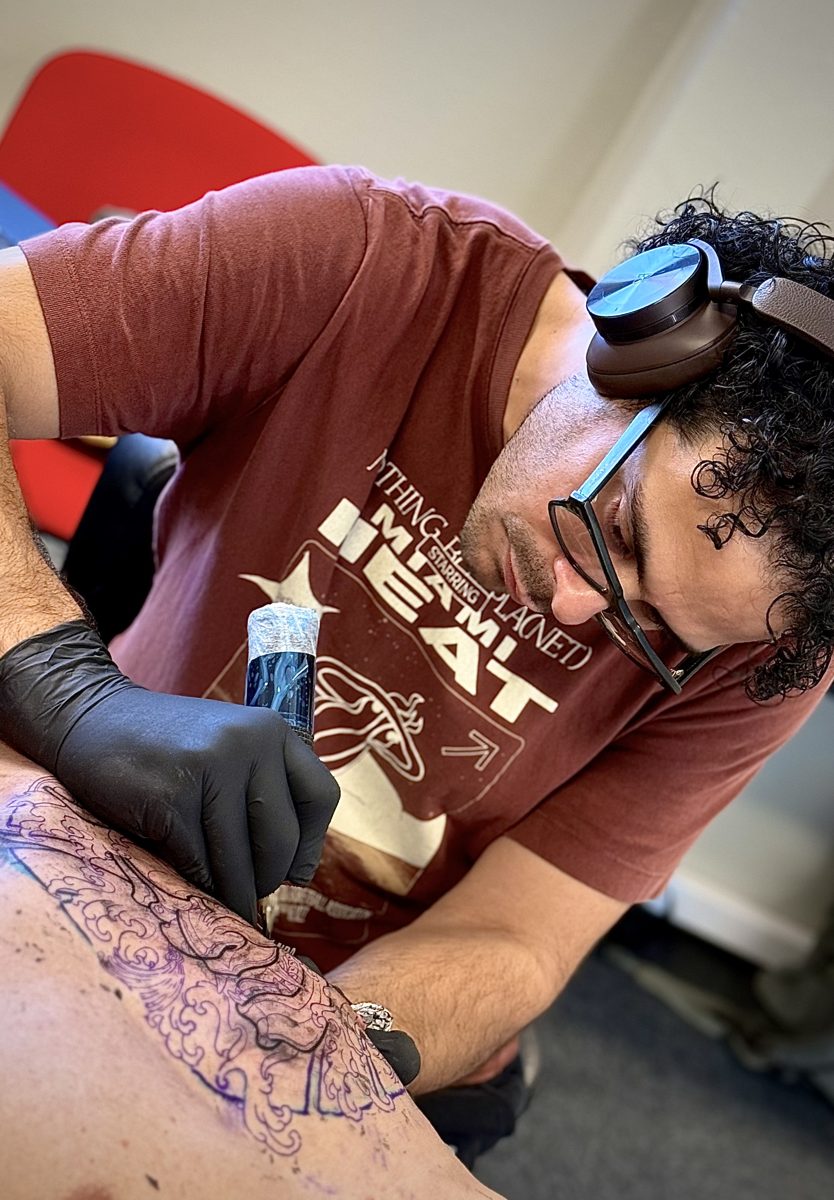 Tomy tatoverer i studioet til Ink Tolerant